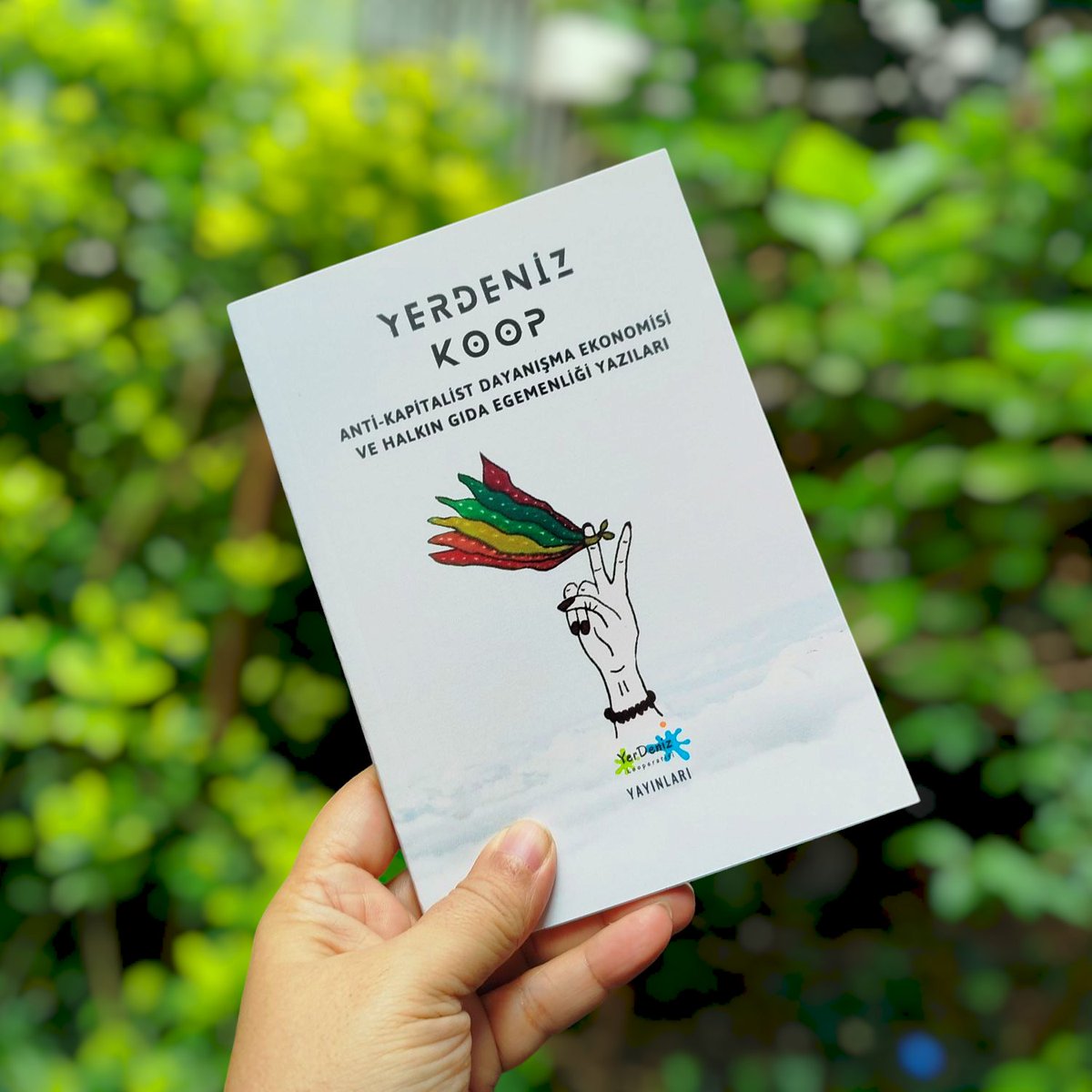 Kolektif yazılarımızdan oluşan ilk kitabımız çıktı 💚 YerDeniz Kooperatifi’nin deneyimlerini, pratik olarak işleyişini, dayanışma ekonomilerine bakış perspektifini bu kitapta bulabilirsiniz. Yoksa siz hala okumadınız mı? 
#kooperatif  #gıdaegemenliği #yaşamıbirlikteörgütlüyoruz