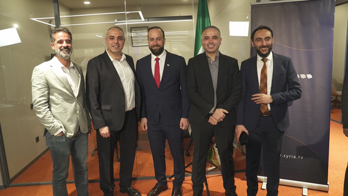 SyriaTVPR's tweet photo. Syria TV Genel Müdürü Sayın Dr @HmzhMo ortalama 5 sene sürecinde @syr_television  büyümesinde paha biçilemez değerli katkıları sonrası Suriye Devleti hükümetinde "Medya, Enformasyon ve İletişim Bakanı" olarak göreve başlayacağını gururla ilan etmek isteriz. Organize ettiğimiz Veda gününde, kanalımıza gösterdiği emek ve tüm çabaları için içten teşekkür eder, ona adım attığı bu saygın yolda en iyi dileklerimizi iletiyoruz. Ayrıca, başarılı olacağından emin olduğumuzu bir de buradan paylaşmak isteriz. Yolunuz açık ve aydınlık olsun..🌟