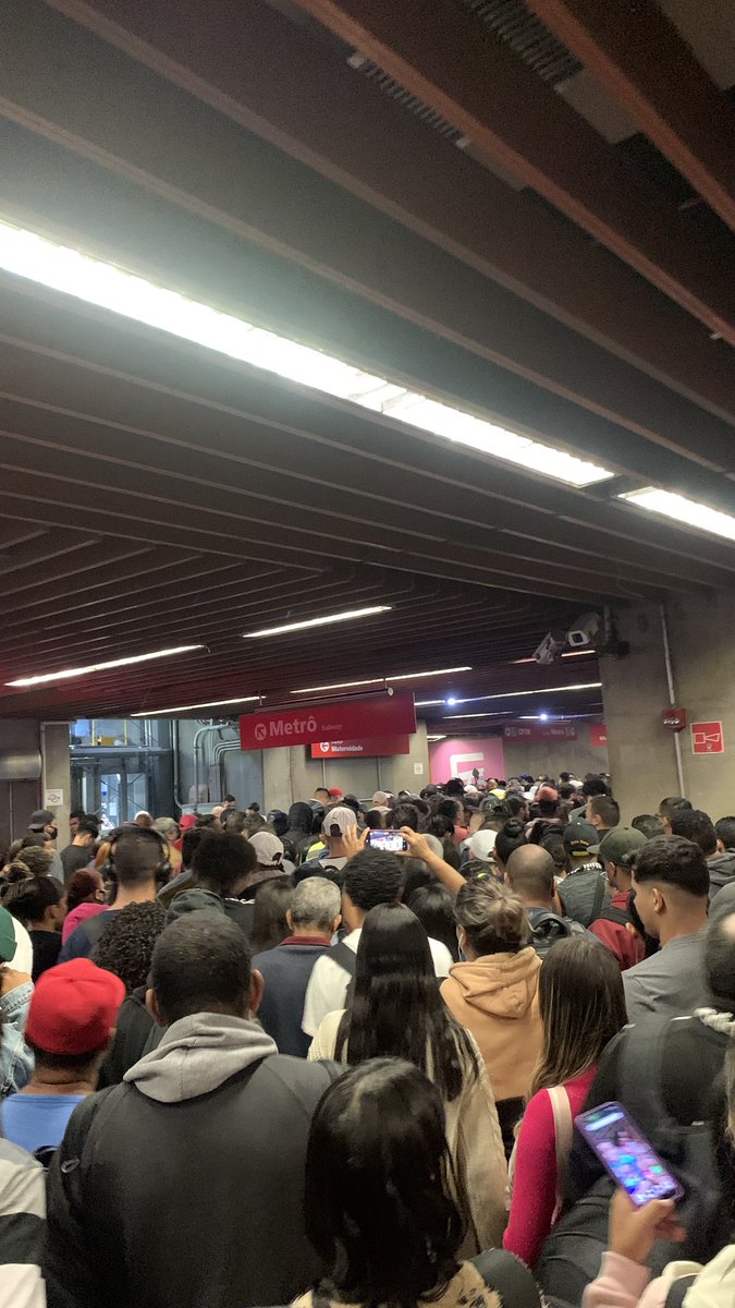 Heychefia's tweet photo. Por motivos como esses, odiamos o presencial 
Transferência para o metrô linha 1- Azul e 4- amarela na Luz, a multidão chegando quase na escada rolante 
@DiariodaCPTM 
@stmsp_oficial https://t.co/UbKe6ZUK7o