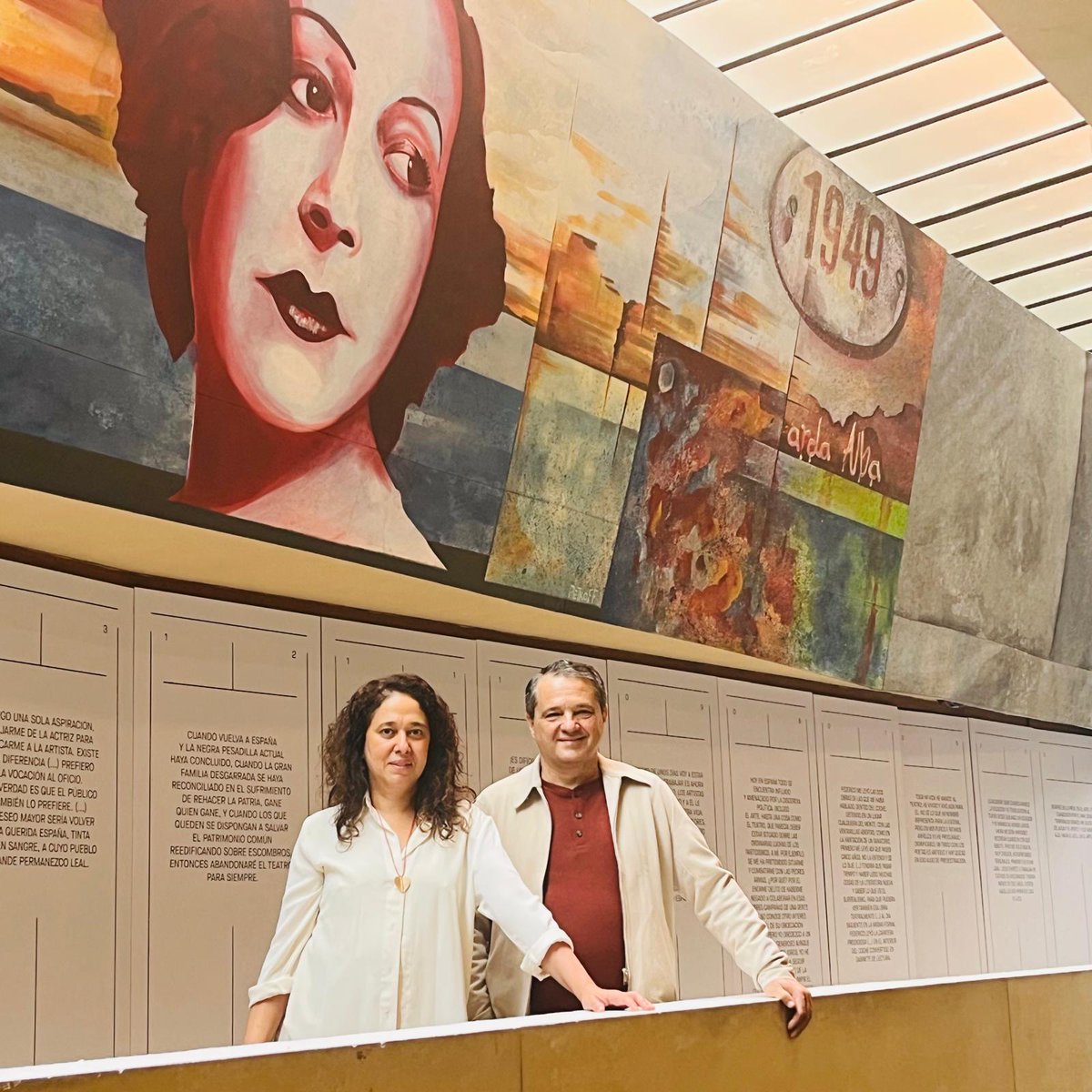 RoqueJCGarcia's tweet photo. En esta imagen se entrelazan historias: el edificio de una antigua sinagoga, hoy convertido en Escuela de Arte Dramático; un mural que honra a Margarita Xirgu; y una foto junto a su actual directora, que además es mi prima.
Todo ello refleja los múltiples hilos y lazos culturales que tejen nuestra identidad como  montevideanos. Hay tanto que podemos aprender unos de otros. Gracias por la visita. Volveremos. @emad_uruguay