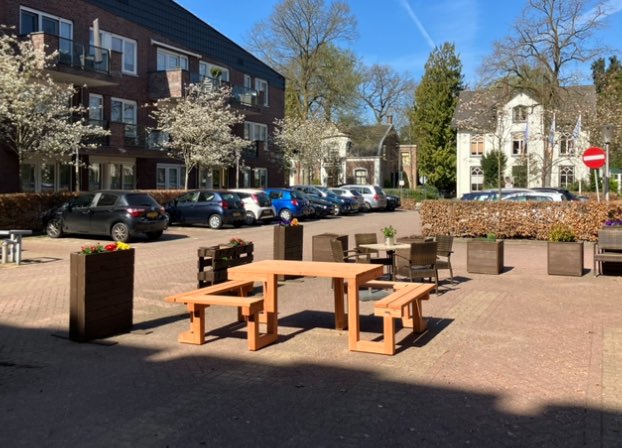 mauritsvw's tweet photo. Aan @zorggroepcharim hebben wij bij De Looborch in Zeist een rolstoelvriendelijke picknicktafel mogen leveren. De rolstoel picknicktafel is gemaakt van pefc douglas.
Design: Joop Luken. Copyright: TENSO.  

https://t.co/XvSumi1qak

#rolstoel #picknicktafel #rolstoelvriendelijk https://t.co/GEmAFvOxnH