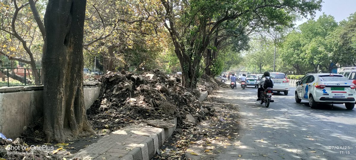 AlediaSunil's tweet photo. शनिवार को पंचशील क्लब से अगस्त क्रांति मार्ग के पास स्थित बरसाती नाले से सीरीफोर्ट  तक @MCD_Delhi ने गाद निकाली थी और।खुले में सड़क पर बिखरा दी गई। जैसी वातावरण और प्रदूषित हो रहा है।
 @DCPSouthDelhi @LtGovDelhi @CMODelhi @gupta_rekha @BansuriSwaraj @jakhar470 @shikharaibjp https://t.co/16bY2wqbb8