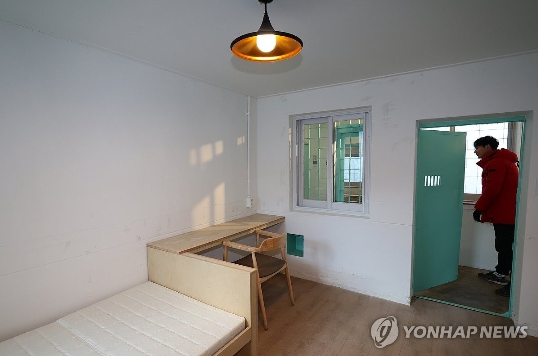 ??: 마감날까지 누가 나 가둬놓고 글만 쓰게 해 주면 좋겠다.
장흥: 가둬드리겠습니다.