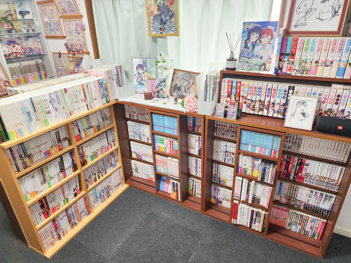 oripon_Magic's tweet photo. 前回から1年2ヶ月ぶりの百合棚更新🎉
百合棚は計13個で百合漫画は3000冊超えてました✨
これ以上は本棚に入らないのでどう収納していくかが新しい課題になりそうです😌 https://t.co/rXZjYRtCJG