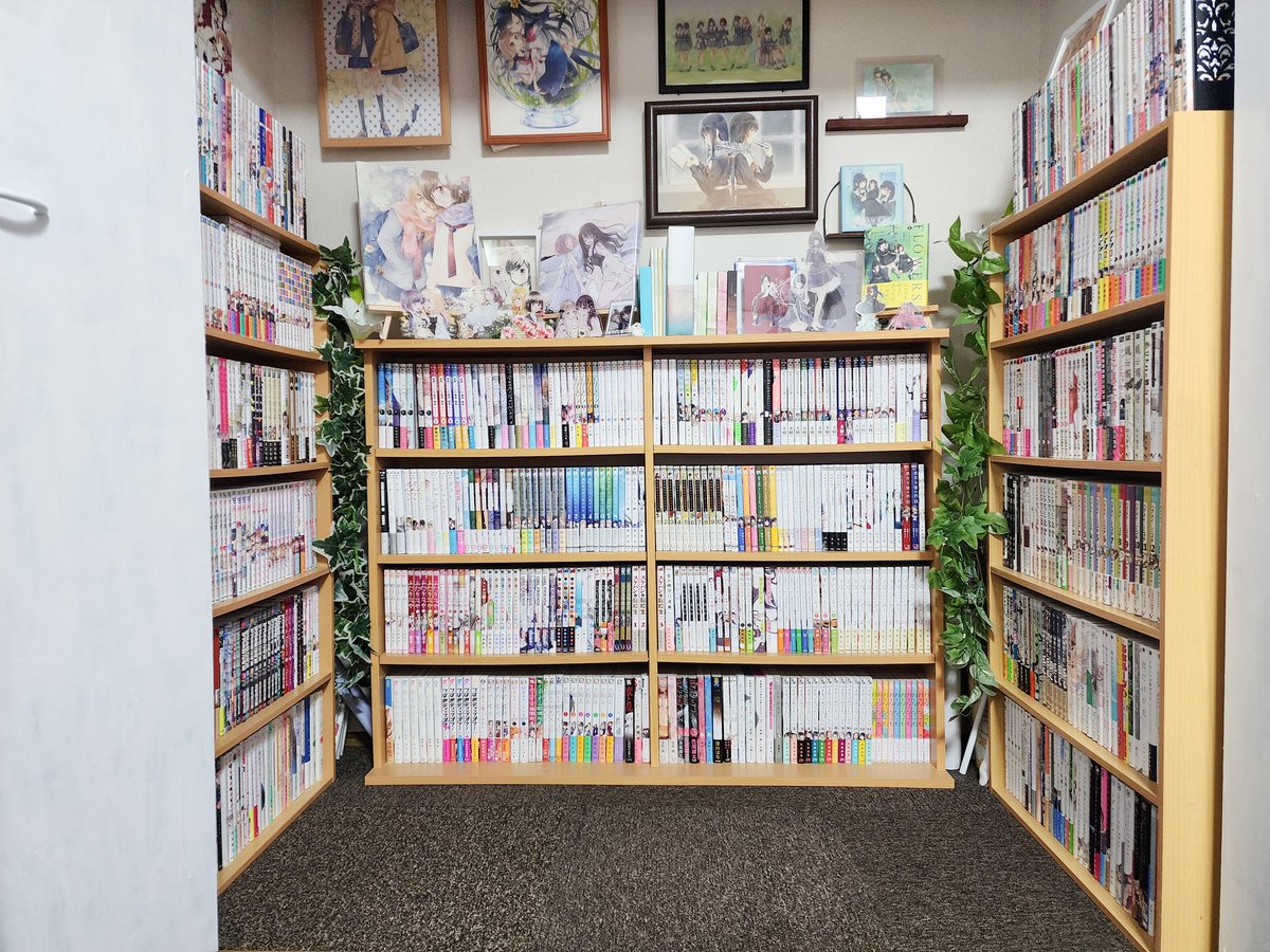 oripon_Magic's tweet photo. 前回から1年2ヶ月ぶりの百合棚更新🎉
百合棚は計13個で百合漫画は3000冊超えてました✨
これ以上は本棚に入らないのでどう収納していくかが新しい課題になりそうです😌 https://t.co/rXZjYRtCJG