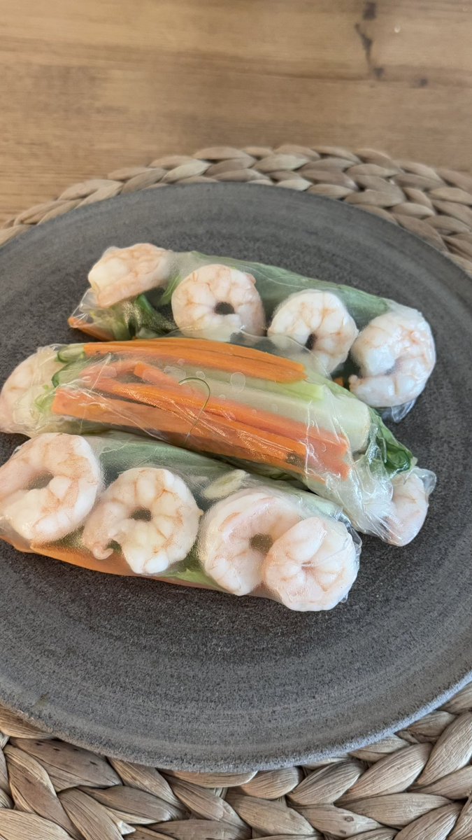 jechka21's tweet photo. @torf_sen Это очень вкусно быстро и полезно . Уходит мин 10 на скручивание , креветки варятся 3 мин , за это время натираю морковку и огурец . Рисовая бумага это божественно https://t.co/FUQDYDUBcJ