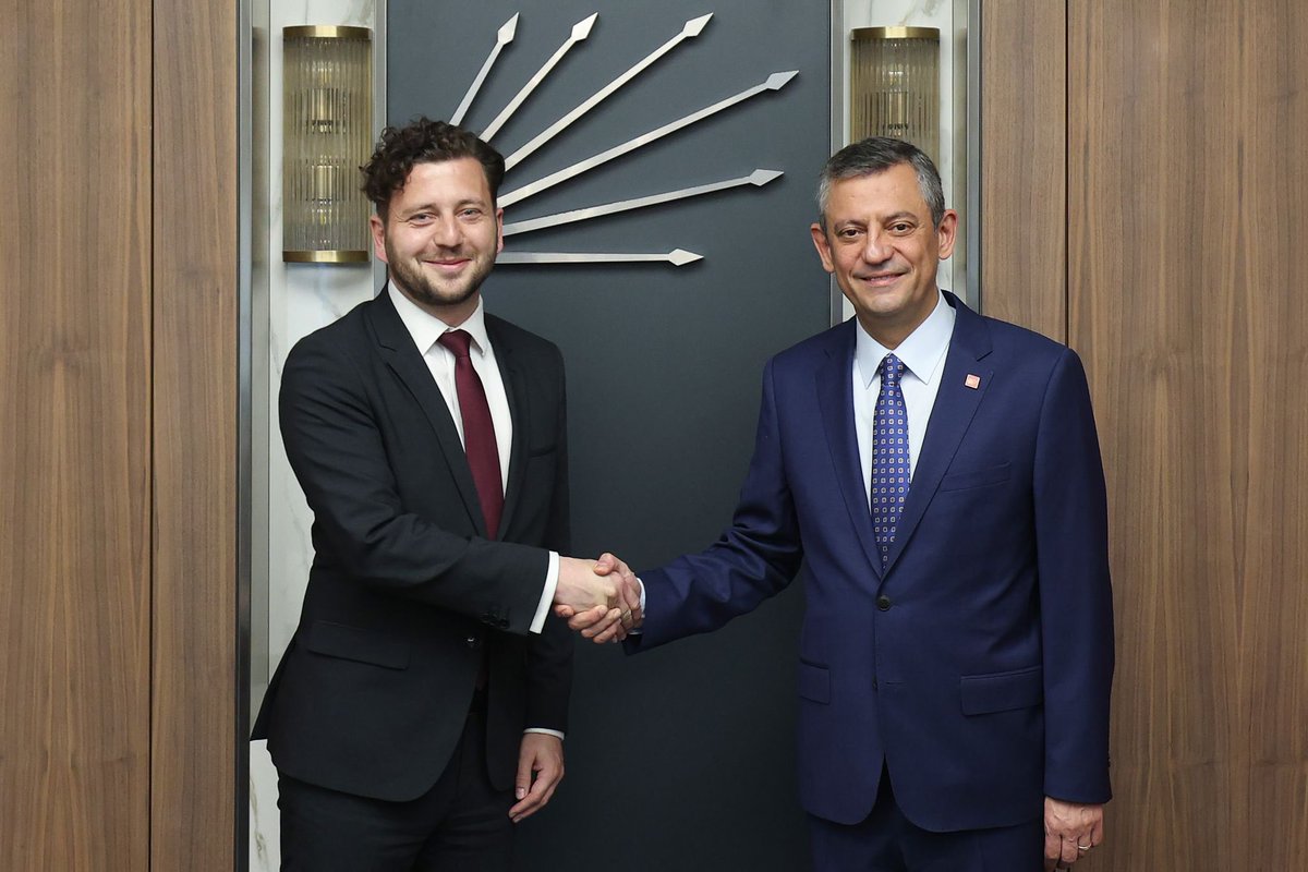 🕝CHP Genel Başkanı Özgür Özel, Almanya Yeşiller Partisi Eş Genel Başkanı Felix Banaszak ve beraberindeki heyet ile  CHP Genel Merkez’inde bir araya geldi.