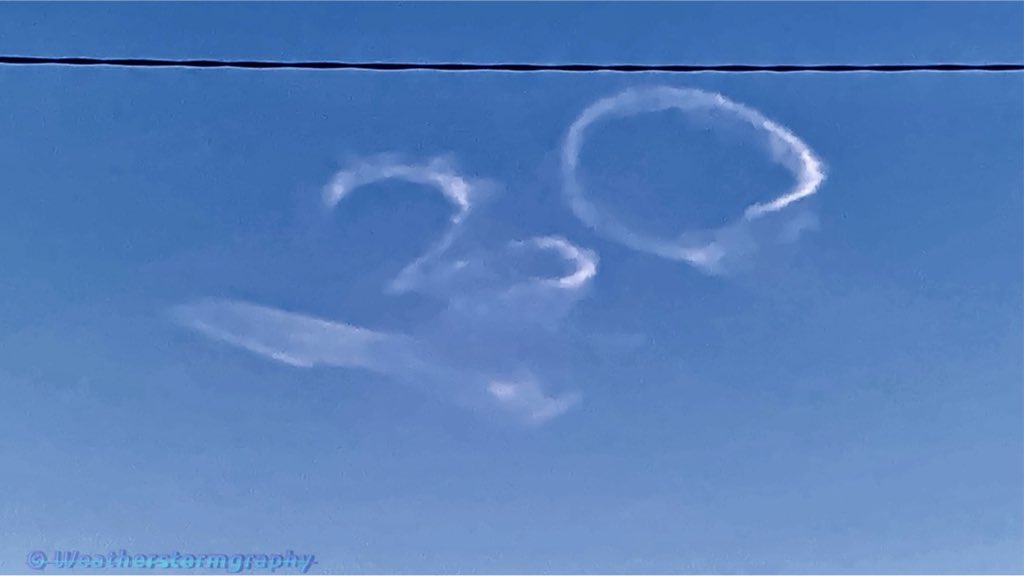 weathergraphy's tweet photo. Random photography of a skywriting over Melbourne at 5:55 pm that reportedly said A30 🤔
_
•
@MagpieMetalcore @Natti_Mae #Skywriting #A30 #Melbourne #bluesky #Melbourneweather #Melbweather https://t.co/nqLaWo56LA