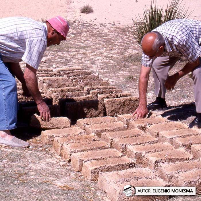 EugenioMonesma's tweet photo. 🧱 Tierra, paja y agua. Estos son los tres elementos necesarios para crear muros de #adobe 100% artesanales.

En el año 2000 conocí el oficio de los #adoberos para la elaboración de #adobes y la construcción de viviendas.

📽️ Documental COMPLETO (8') aquí: https://t.co/hnU2A2yCbD https://t.co/GDVL2VYxmV