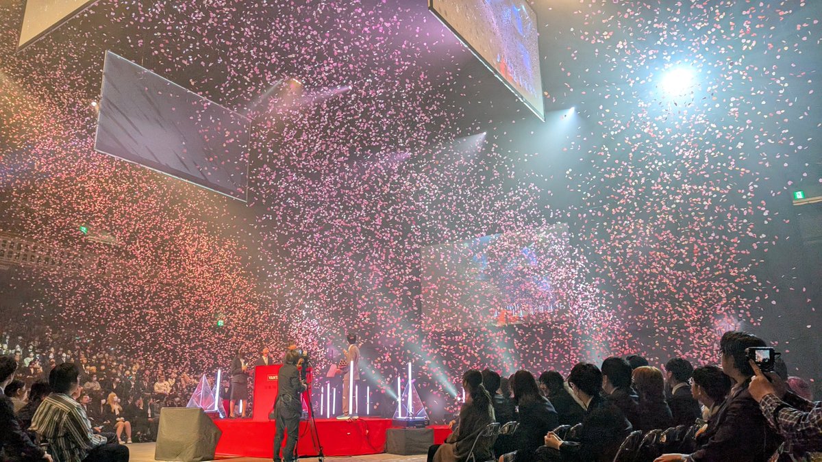 ryogomatsumaru's tweet photo. 【速報】

謎解き×入学式、ついに実現🎉

本日、バンタン入学式にサプライズ登場し、
国技館全体を使う特大謎解きを仕掛けました!!👏🏻

みんなのスマホを掲げて答えを投票したり、
最終問題の正解で桜吹雪が舞ったり、
とにかく特大級の仕掛けができて本当凄かった!!

また入学式に謎解き仕掛けたい！ https://t.co/VQGOPeyvM5