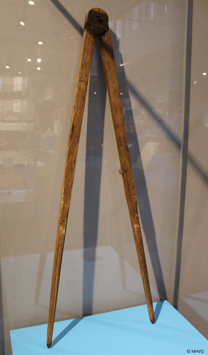 #VitrineDuMois
Ce mois-ci, carte blanche à l'Association du #Musée des Arts et Traditions Populaires du Talou qui présente ce #compas d'arpenteur servant à mesurer la superficie d'un terrain. 😮