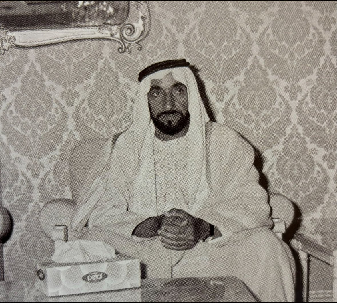 Royal_7amad's tweet photo. قالوله ٨٠٪ من شعبك وافدين
رد عليهم 
الرزق رزق الله والمال مال الله والفضل فضل الله والخلق خلق الله والأرض أرض الله واللي يجينا حياه الله
أعددت وطنًا يفيضُ بالرُقي بعد أن شرب وأرتوى من نهر حكمتك
خلفت أبناءً يُقدرون الجيرة ولا ينسون فضلها
سنبقى مختلفون دائمًا لأننا غرسُك السليم https://t.co/B454yF110p