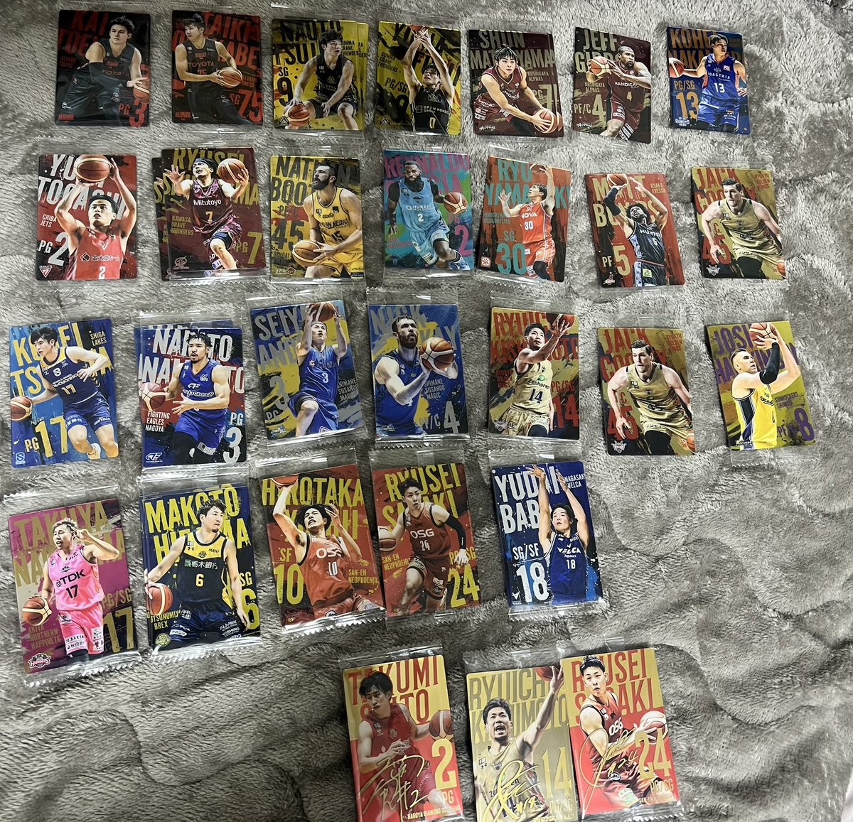 U06538969's tweet photo. Bリーグ ツインウエハース 2024-2025

譲：画像参照

求：N→ 長谷川、ニュービル、田中、アレン、マイク、野本、牧、エバンス、角田、川真田

R→ 比江島、テーブス、エバンス

同種交換でお願いします。
相談いただければ2:1(N2枚⇄R1枚)との交換でも大丈夫です。
郵送での交換希望です。 https://t.co/6BQjsIcTvp