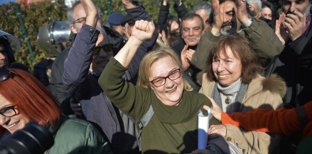 🔴 Mücella Yapıcı Yılmaz Tunç'a "çıplak arama" yanıtı verdi: Size kazandığım çıplak arama dava dosyasını göndereyim