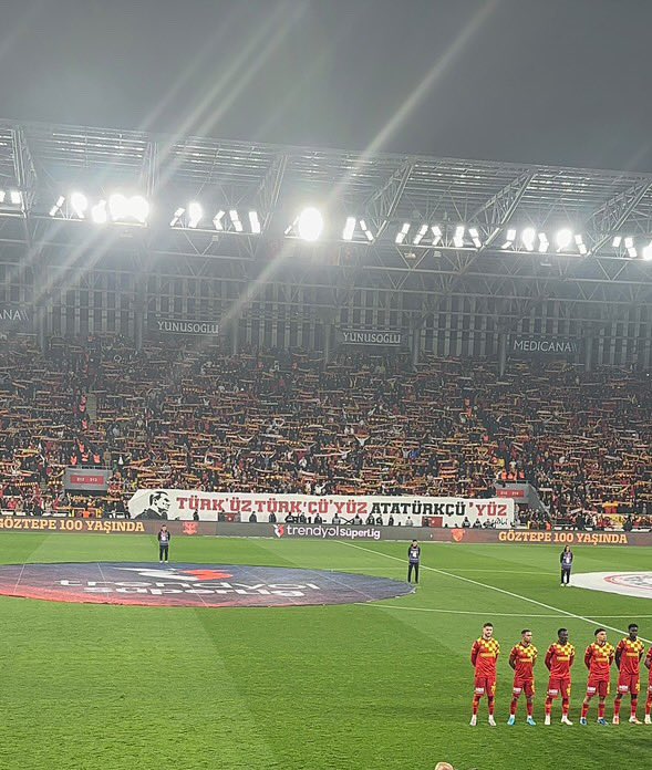 Göztepe tribünü:

Türk'üz, Türkçüyüz, Atatürkçüyüz...