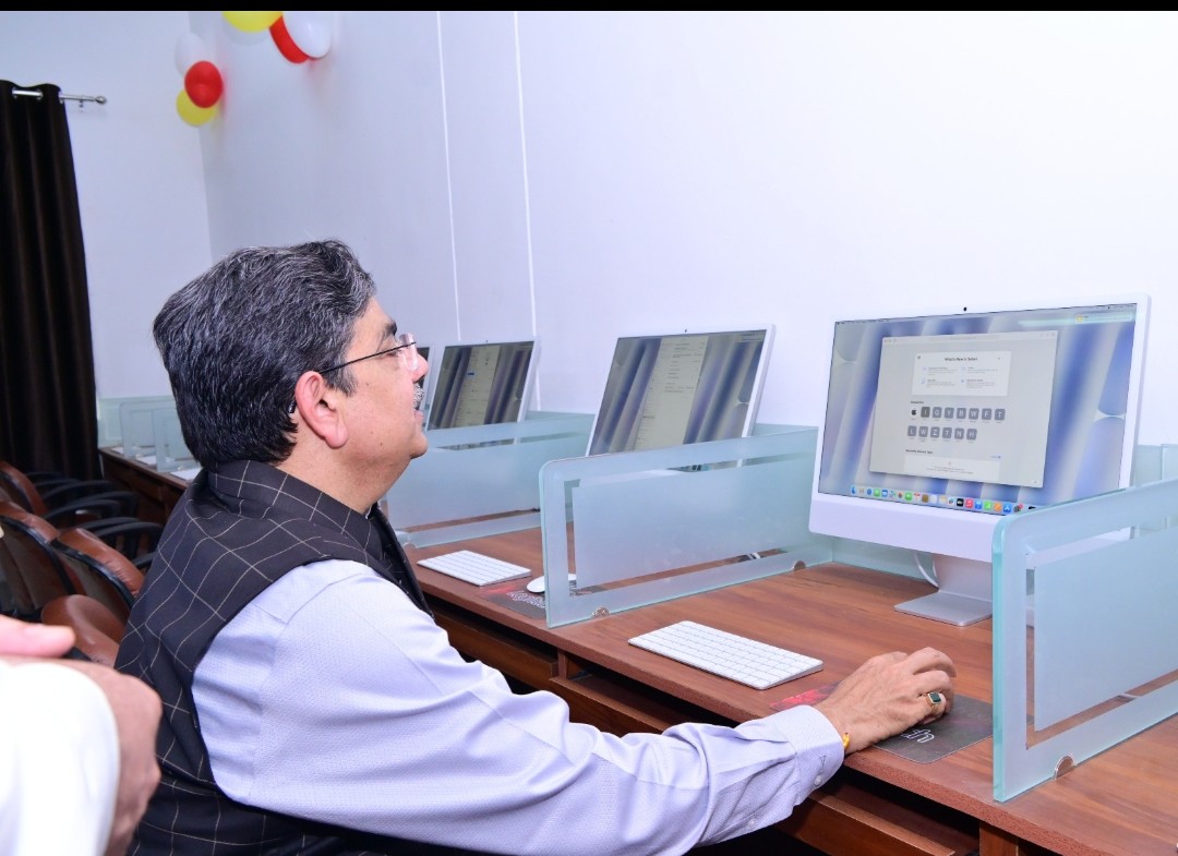 csefoetlkouniv's tweet photo. Hon’ble VC Prof. Alok Kumar Rai inaugurated the cutting-edge Apple iMac Laboratory today at the Dept. of CSE, @foetlkouniv.
Paving the way for an Apple Authorised Training Centre for Education (AATCE) on campus!
#UoL #AppleLab #AATCE #DigitalInnovation #FutureReady https://t.co/uNfQOFovWZ
