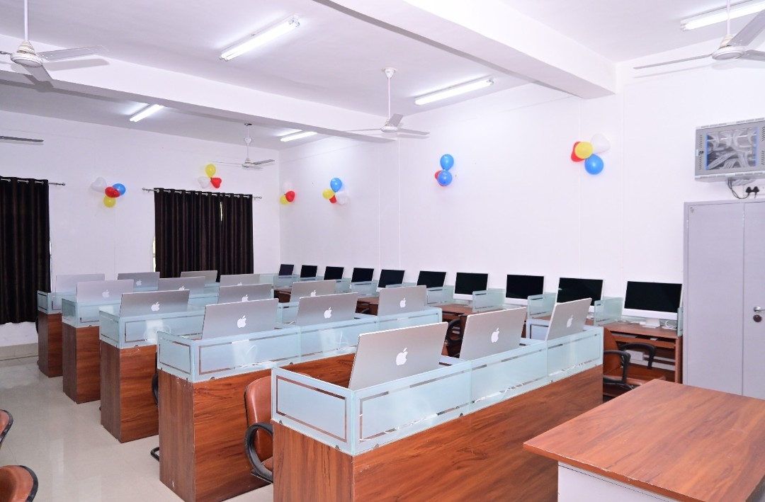 csefoetlkouniv's tweet photo. Hon’ble VC Prof. Alok Kumar Rai inaugurated the cutting-edge Apple iMac Laboratory today at the Dept. of CSE, @foetlkouniv.
Paving the way for an Apple Authorised Training Centre for Education (AATCE) on campus!
#UoL #AppleLab #AATCE #DigitalInnovation #FutureReady https://t.co/uNfQOFovWZ