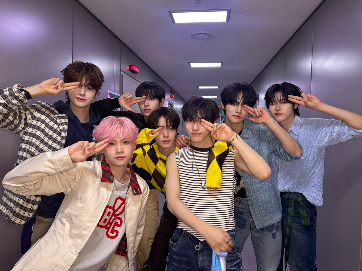 dalmeongiz's tweet photo. congratulations, CYE! 🩵 always so proud of our boys 🫂

#CYE1STWIN #All_My_Poetry_1st_Win #SEUNGHO #KYOUNGBAE #송승호 #서경배 #CLOSEYOUREYES #클로즈유어아이즈 https://t.co/AsKXXoto97