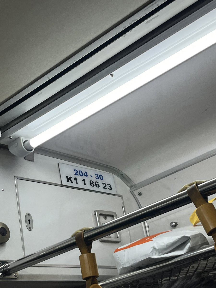 sucisu's tweet photo. @CommuterLine Halo admin, keretanya panas banget asli udah setengah mateng 🙂 https://t.co/36qLRAuNvk