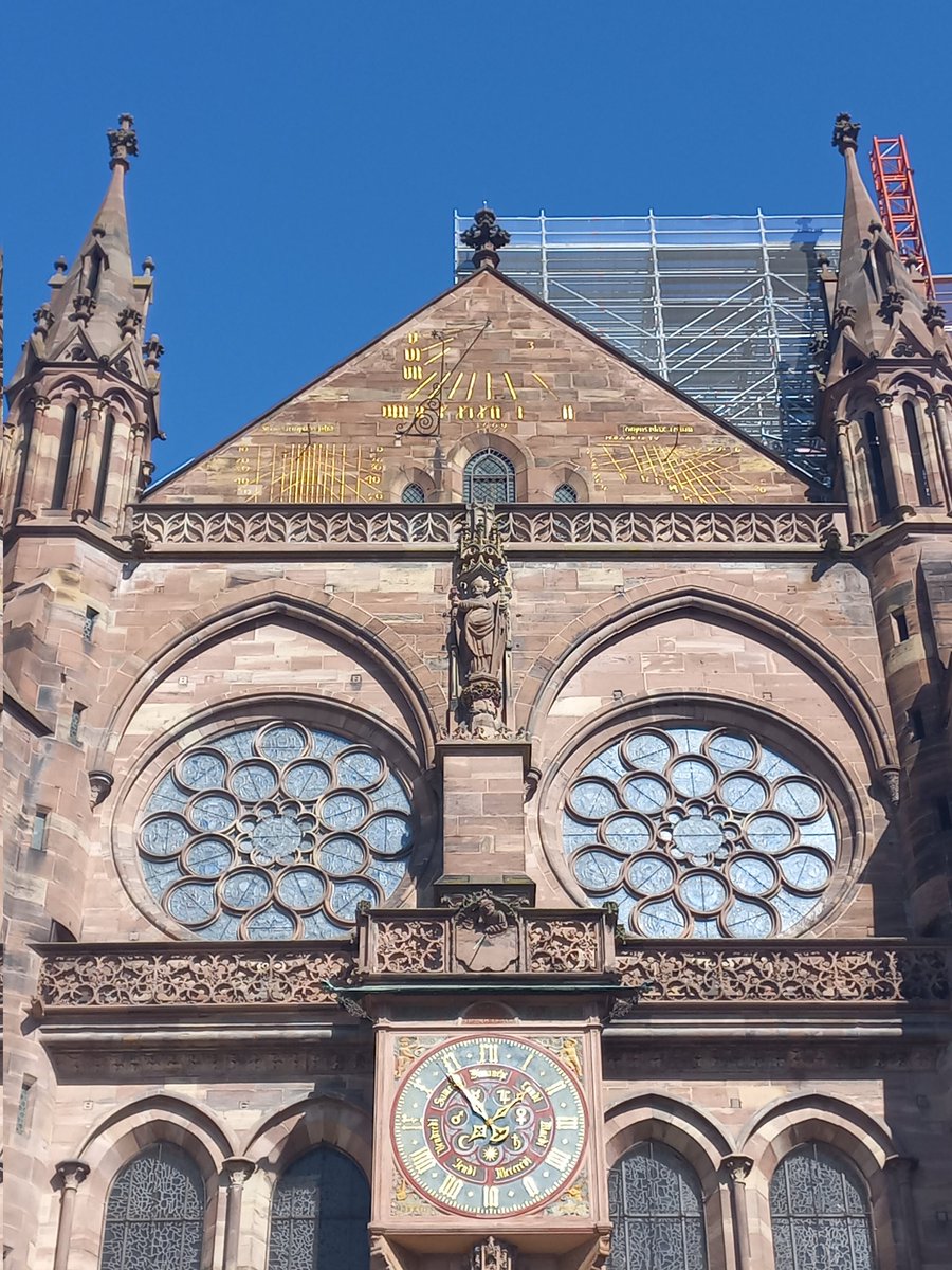AlexEnastros's tweet photo. J'ai profité d'un passage en centre ville pour rendre visite à une vieille amie. ^^ les touristes affluent déjà à 10h00 mais moins qu'à 12h00. 
#strasbourg https://t.co/TAwJPlIbQ7