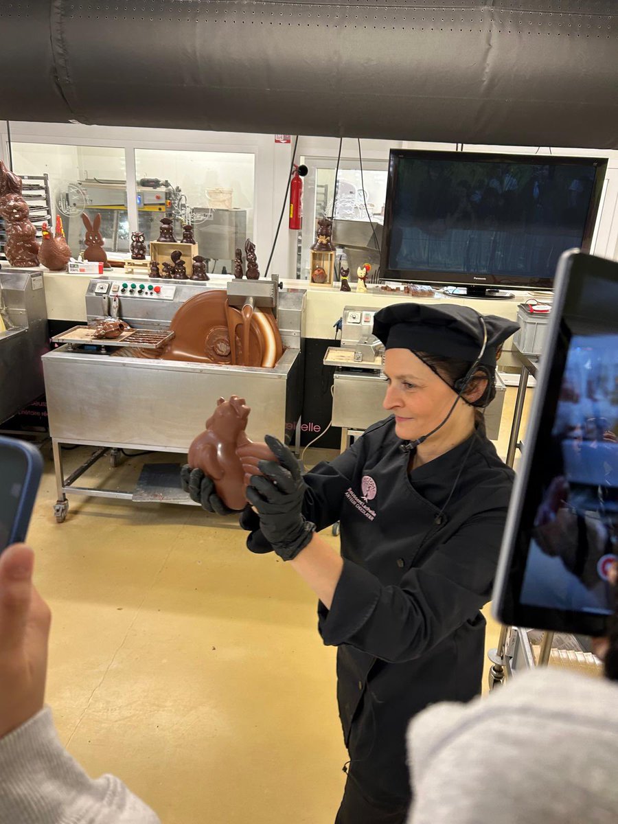 RMSLanguages's tweet image. Day two and what better way to start it than a trip to the chocolate factory! 🇫🇷 🍫 😋