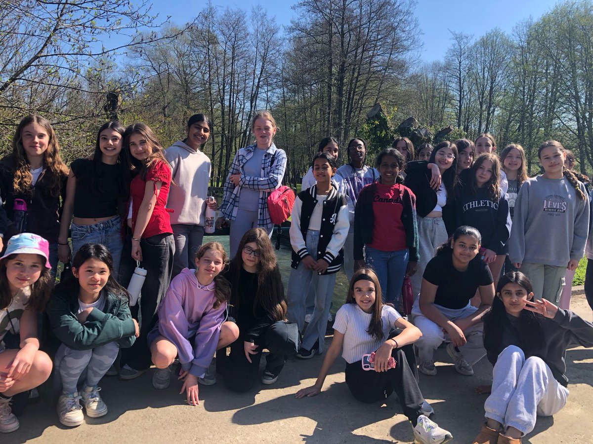 RMSLanguages's tweet image. Day two and what better way to start it than a trip to the chocolate factory! 🇫🇷 🍫 😋