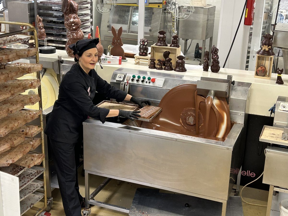 RMSLanguages's tweet image. Day two and what better way to start it than a trip to the chocolate factory! 🇫🇷 🍫 😋