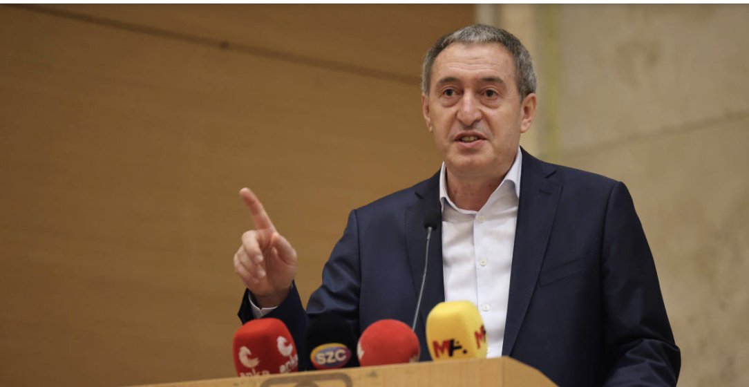 🕝 Erdoğan - DEM görüşmesi ne zaman? 

Tuncer Bakırhan:  Hafta içinde olmasını umuyoruz, henüz saati belli değil. Sadece AKP sözcüsünün açıklamalarına dayanarak söylüyoruz. Henüz bize iletilmiş bir şey yok. Olmasını umuyoruz.