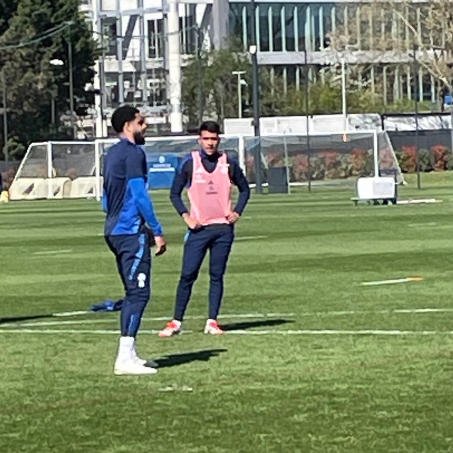 FabrizioRomano's tweet photo. 🚨🇪🇨 Kendry Páez, training with RC Strasbourg ahead of his imminent move to Europe after deal done with Chelsea two years ago.

Páez was at Cobham last month and now working under Rosenior to understand his methods.

@lebaron_bleu 📸 https://t.co/UWqECtk5lE