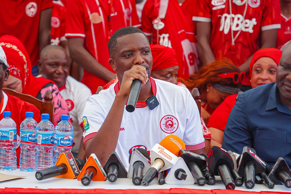 SimbaSCTanzania's tweet photo. “Aina ya mpinzani ambaye tunacheza naye kesho tunammudu kabisa. Namba ya walionunua tiketi bado ni ndogo, kusema kweli inavunja moyo kwelikweli, sijui mmepatwa na nini lakini ari yetu ya kwenda uwanjani imepungua sana. Sababu zinaweza kuwa nyingi lakini weka inawezekana ya Simba kwenda nusu fainali.”- Semaji Ahmed Ally akiongea katika uzinduzi wa Tawi la Simba la Azimio, Tandika. #HiiTunavuka #WenyeNchi #NguvuMoja