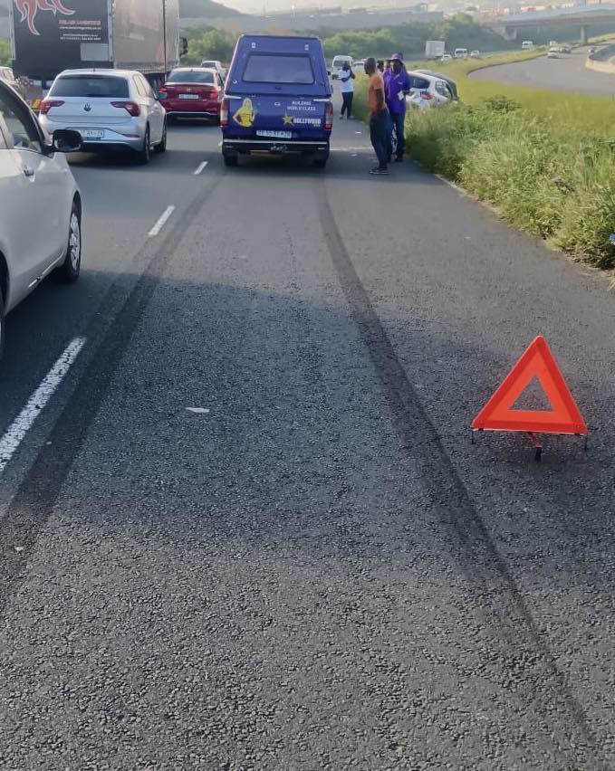 _ArriveAlive's tweet photo. How many drivers know their vehicles MUST have an emergency triangle and in a breakdown must be placed more than 45m from the vehicle!!?
https://t.co/MCsIHqH1JT
#ArriveAlive #EmergencyTriangle https://t.co/607RwX4lb6