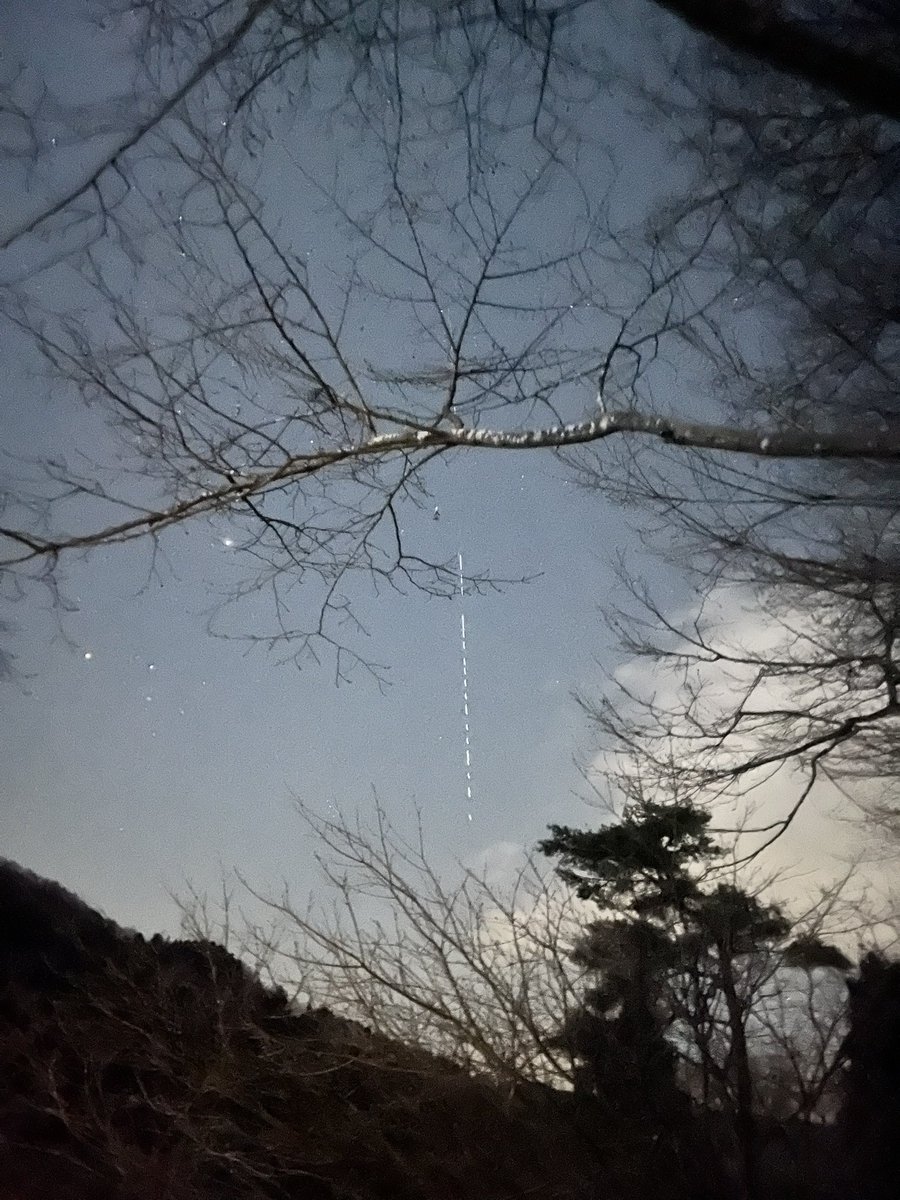 yamataka6's tweet photo. 19時38分頃
西の空から数珠つなぎになった光跡を見ました。東へゆっくり動いてました。数分で天頂付近で消えた。
人工衛生のような動きだけど、こんなにたくさんはありえん。
なんでしょうか？ https://t.co/ZKv4RR8EaO