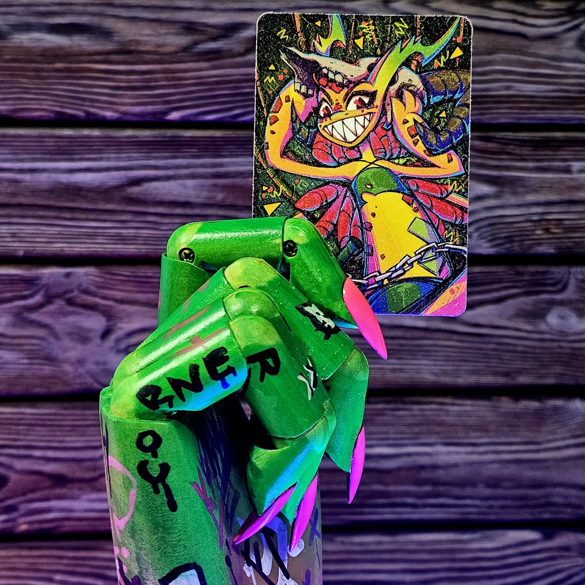 RICOZAWR's tweet photo. 🥭One of my first pictures for swop cards🐉
And yes, I did a manicure for wooden hand.
#art #furryarts  #dragon #MERCH https://t.co/F3a6L0WDRM