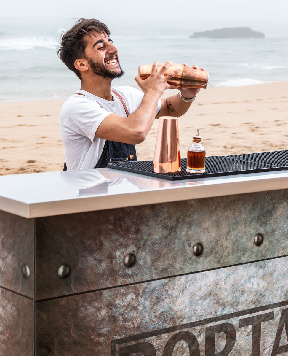 ThePortabar's tweet photo. Every bartender has a rhythm. 🍹

With configurable worktops, ice wells, and speed rails, Portabar is designed to deliver individual operational requirements.

#portabar #mobilebars #portablebars #outdoorbar #terracebar https://t.co/6MEEEGb8Sl