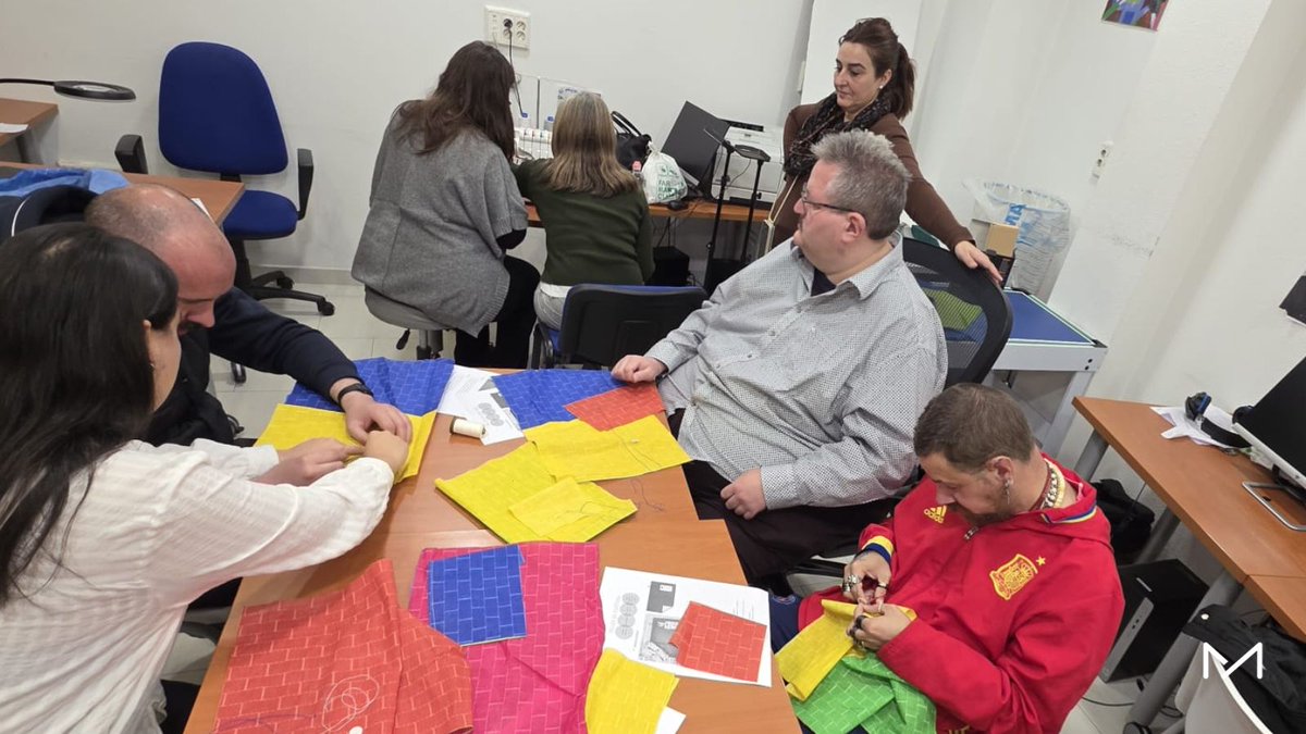 FundManantial's tweet image. ¡Que levante la mano a quien le gusta vestir bien!  🙋‍♂️🙋‍♀️

En el Centro de Rehabilitación Laboral de San Blas hemos lanzado un taller de #costura 🧵. Aprendemos a confeccionar ropa, fomentando la creatividad, la paciencia y la colaboración. 

¡Una oportunidad única! ✨