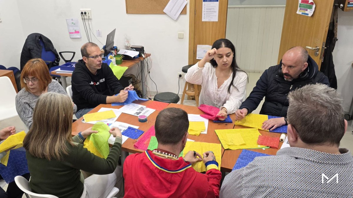 FundManantial's tweet image. ¡Que levante la mano a quien le gusta vestir bien!  🙋‍♂️🙋‍♀️

En el Centro de Rehabilitación Laboral de San Blas hemos lanzado un taller de #costura 🧵. Aprendemos a confeccionar ropa, fomentando la creatividad, la paciencia y la colaboración. 

¡Una oportunidad única! ✨