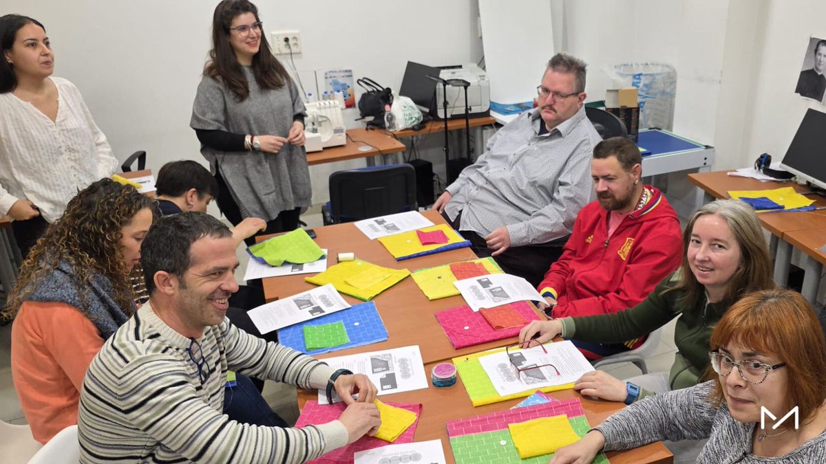 FundManantial's tweet image. ¡Que levante la mano a quien le gusta vestir bien!  🙋‍♂️🙋‍♀️

En el Centro de Rehabilitación Laboral de San Blas hemos lanzado un taller de #costura 🧵. Aprendemos a confeccionar ropa, fomentando la creatividad, la paciencia y la colaboración. 

¡Una oportunidad única! ✨