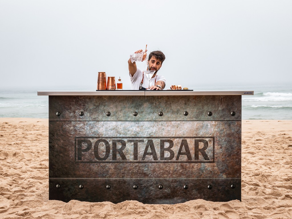 ThePortabar's tweet photo. Every bartender has a rhythm. 🍹

With configurable worktops, ice wells, and speed rails, Portabar is designed to deliver individual operational requirements.

#portabar #mobilebars #portablebars #outdoorbar #terracebar https://t.co/6MEEEGb8Sl