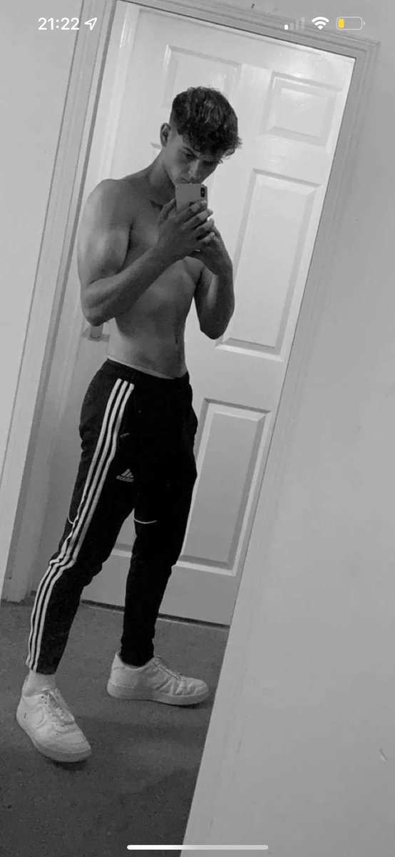 bibenhung's tweet photo. Hmu horny 19 yo https://t.co/BmXvFNdQKU