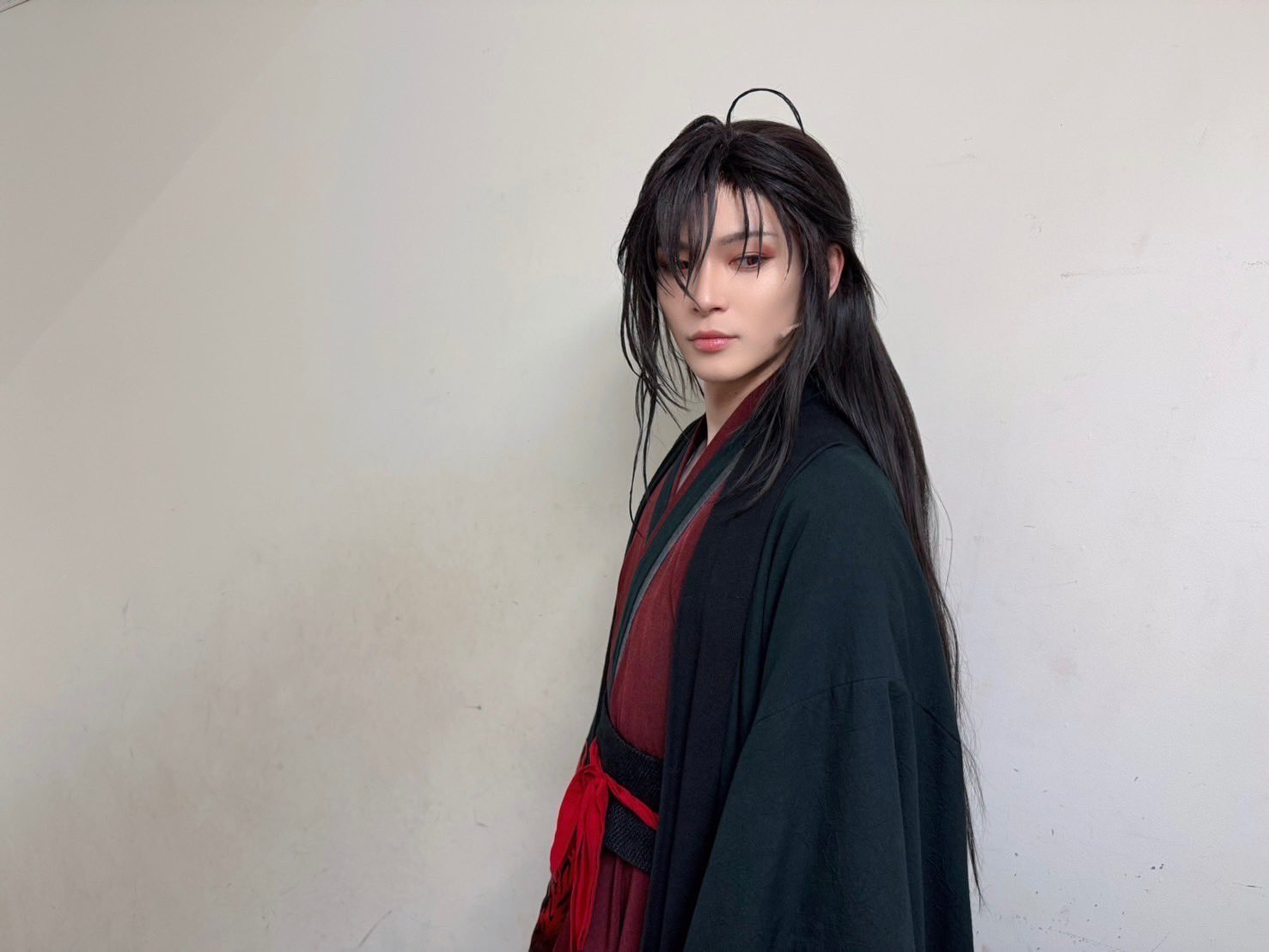 レア　陳情令　魔道祖師　「觅春衫」写真集　
肖戦 王一博 魏無羨 藍忘機 レア 陳情令 魔道祖師 「觅春衫」写真集 肖戦 王一博 魏無羨