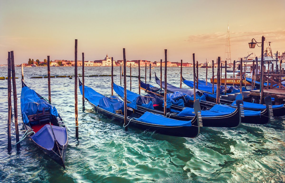 Halcia's tweet photo. Good morning wonderfull ppl 🫶🏻! 
Photos taken in 

-> Venice, Italy 

#venice #italy #architecture #venezia #photography #goldenhour #boat #canale #travel #europe https://t.co/rivDRe3s97