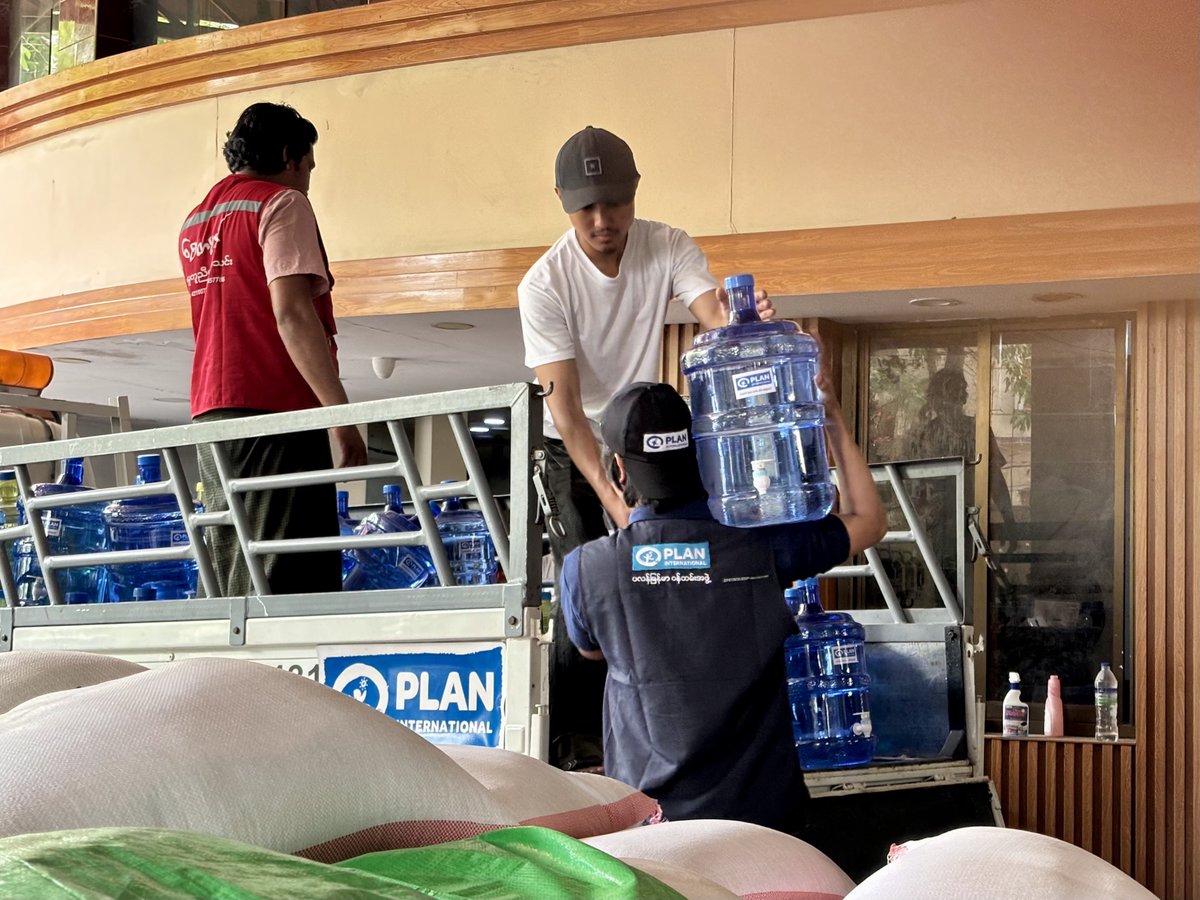 #EmergencyResponse Update: Water distribution for people in need 

April 8th, Plan International Myanmar and partner (Say Ta Man) joined handed to distribute 300 bottles of 20-liter drinking water to people affected by #earthquake in #Mandalay, #Myanmar.