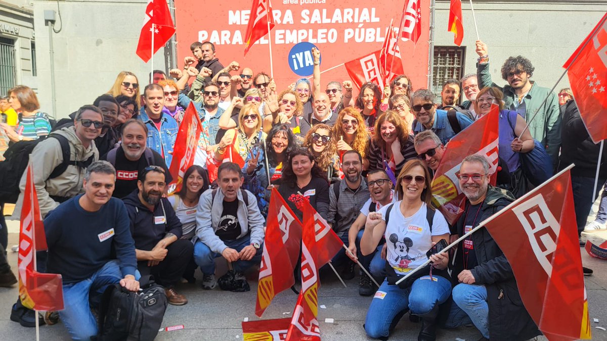 ccoo_fsc_cat's tweet photo. 📡 Avui @ccoo_fsc_cat som a Madrid, davant del Ministerio de Hacienda, per exigir:

✊ La correcta aplicació de la jubilació parcial anticipada al sector públic
📉 L’aplicació del 0,5% pendent
💰 Un nou acord retributiu just
👥 #CCOO  #JubilacióAnticipada https://t.co/CEnIcXc3rW