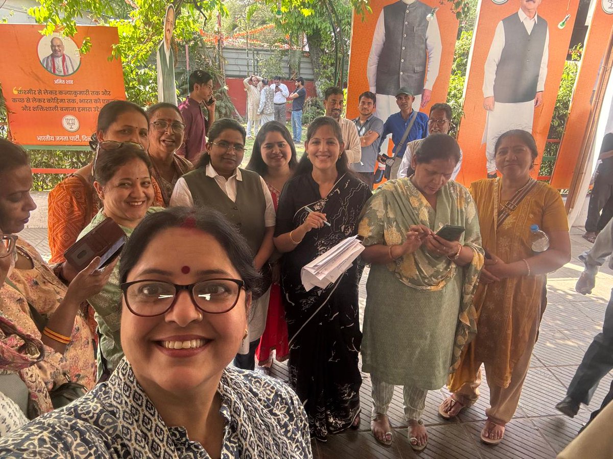 BJPMM4Delhi's tweet image. दिल्ली प्रदेश अध्यक्ष श्रीमती @richapandey के नेतृत्व में बहनों द्वारा #samratVikramaditya के महानाट्य महामंचन के लिए सभी को कालिंग का कार्य किया गया। बहनों ने बहुत आदर से सभी को आमंत्रित किया।‌
@Virend_Sachdeva @PMOIndia @BJPMahilaMorcha