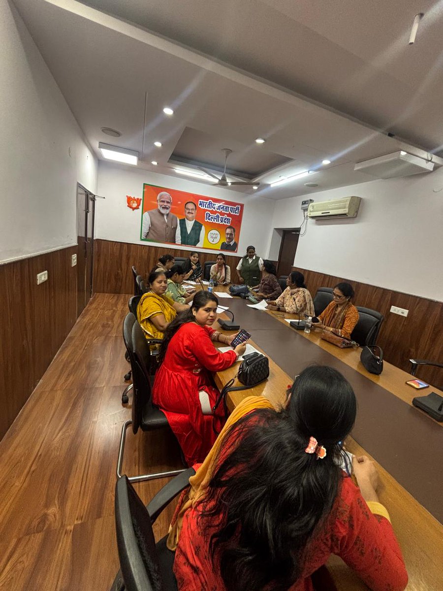 BJPMM4Delhi's tweet image. दिल्ली प्रदेश अध्यक्ष श्रीमती @richapandey के नेतृत्व में बहनों द्वारा #samratVikramaditya के महानाट्य महामंचन के लिए सभी को कालिंग का कार्य किया गया। बहनों ने बहुत आदर से सभी को आमंत्रित किया।‌
@Virend_Sachdeva @PMOIndia @BJPMahilaMorcha