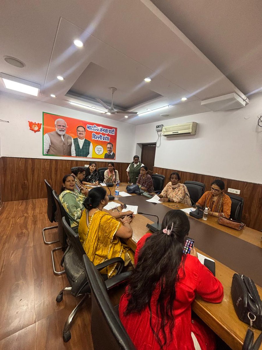 BJPMM4Delhi's tweet image. दिल्ली प्रदेश अध्यक्ष श्रीमती @richapandey के नेतृत्व में बहनों द्वारा #samratVikramaditya के महानाट्य महामंचन के लिए सभी को कालिंग का कार्य किया गया। बहनों ने बहुत आदर से सभी को आमंत्रित किया।‌
@Virend_Sachdeva @PMOIndia @BJPMahilaMorcha