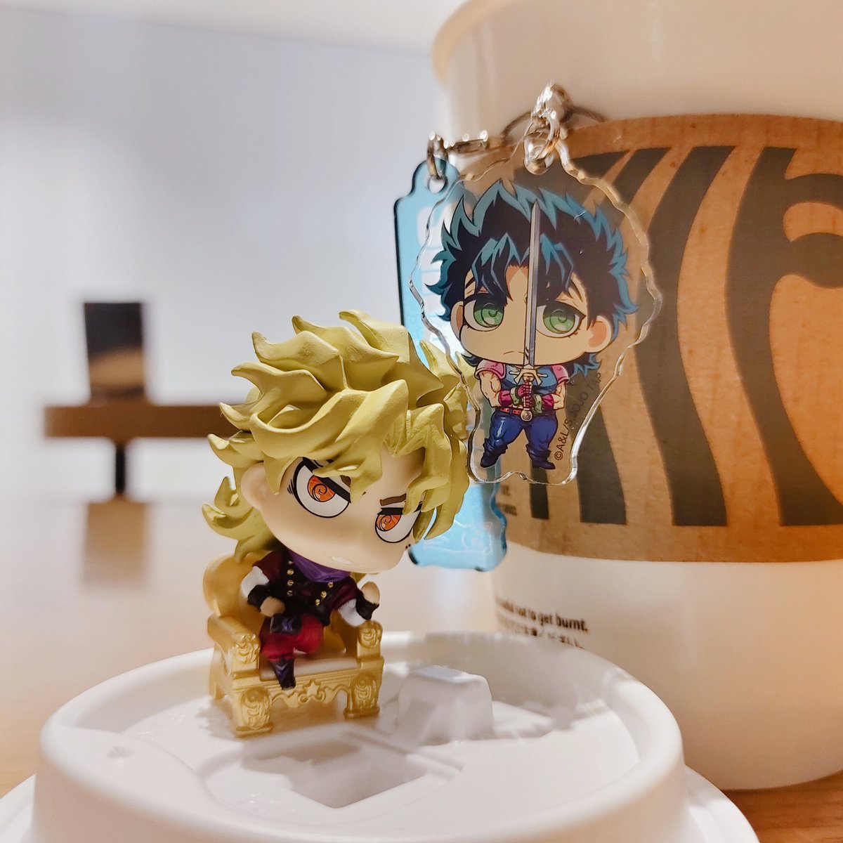 The new gacha of 🍷 looks swag.
I wish the sword-holding 🍫 will have a gacha as well. 
There's a series containing sitting-in-chair 🍫 but it's no longer for sale... ... I’M LATE TO THE PARTY.