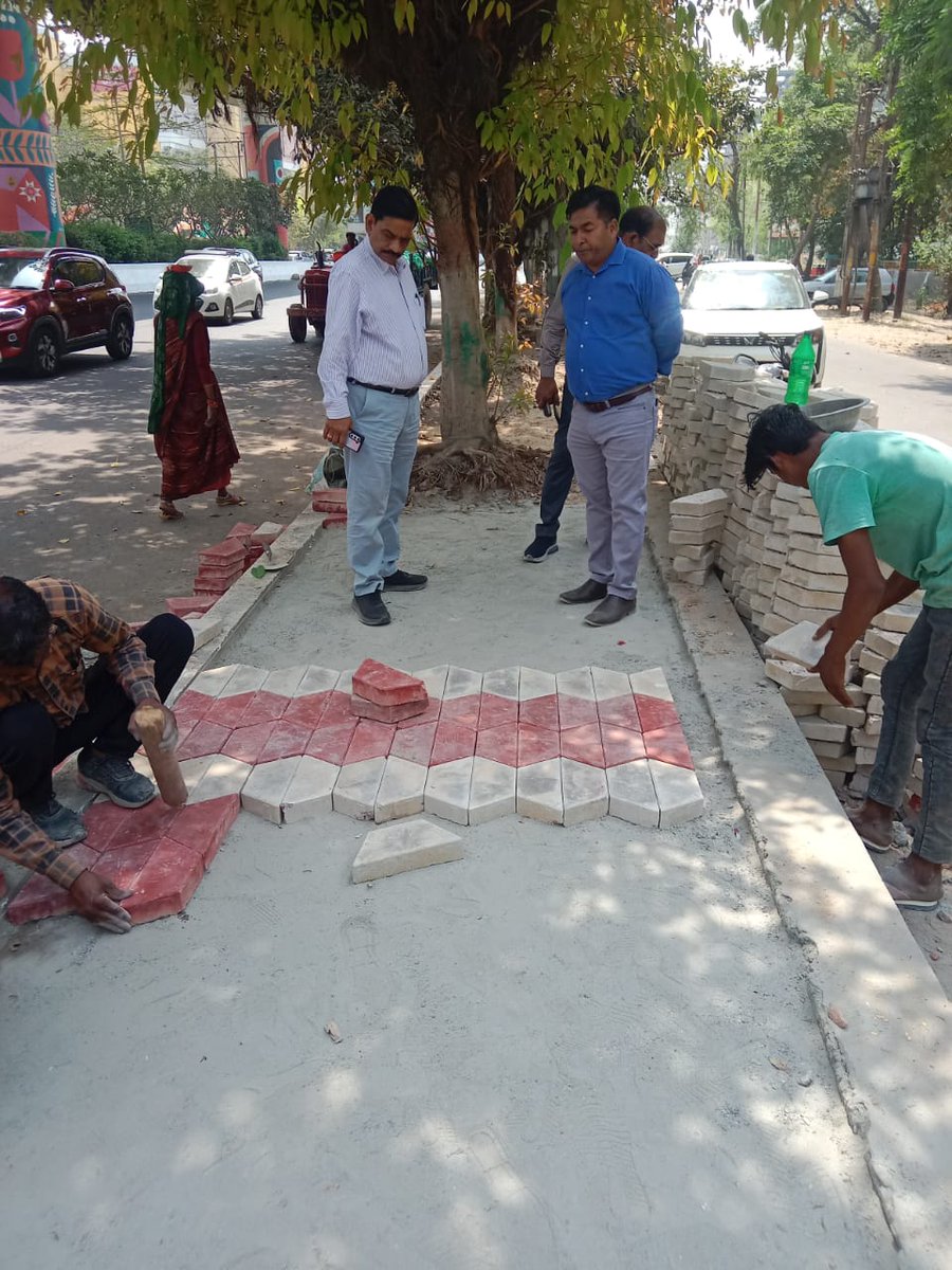 noida_authority's tweet image. आज, दिनांक 08.04.2025 को नौएडा प्राधिकरण द्वारा सैक्टर-50 स्थित 75m रोड पर फुटपाथ के रेनोवेशन की शुरुआत की गई।
यह अनुरक्षण कार्य आमजन की सुविधा और सुगम आवागमन सुनिश्चित करने के उद्देश्य से किया जा रहा है।

#NoidaAuthority
#NoidaDevelopment
#SmartNoida
#CleanNoidaGreenNoida