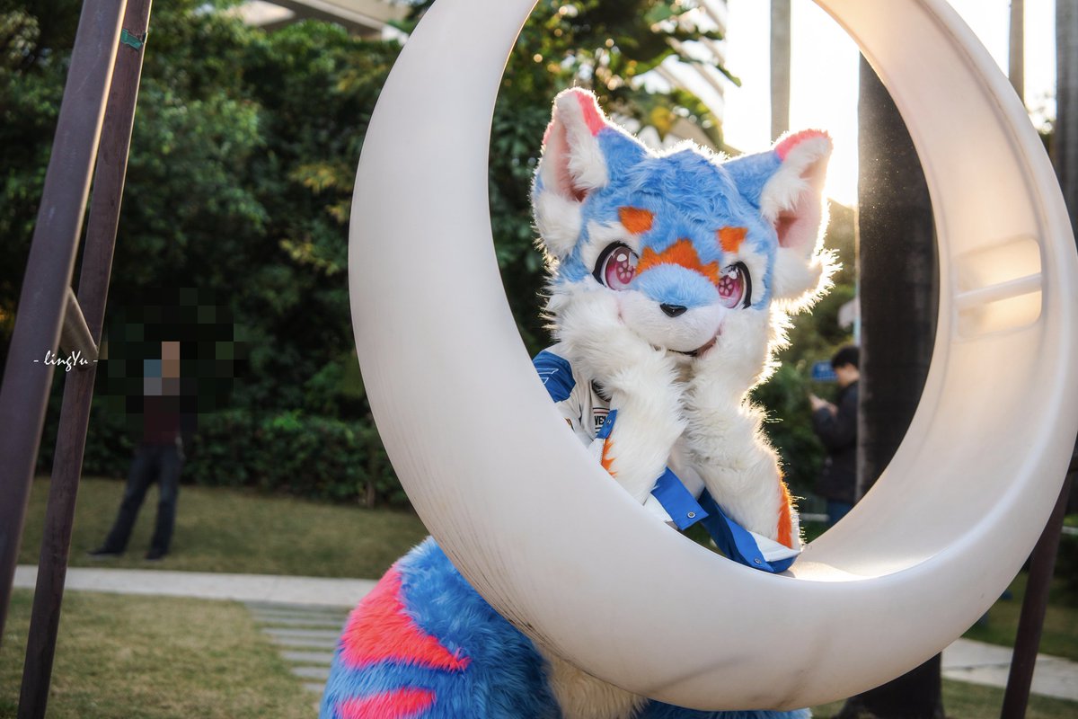 在舞台的时候常常会想，舞台或早或晚落幕之前......虽然网络上大家都有各种各样的意见，但是我仍然想相信因为共同爱好聚在一起登台的你们uwu