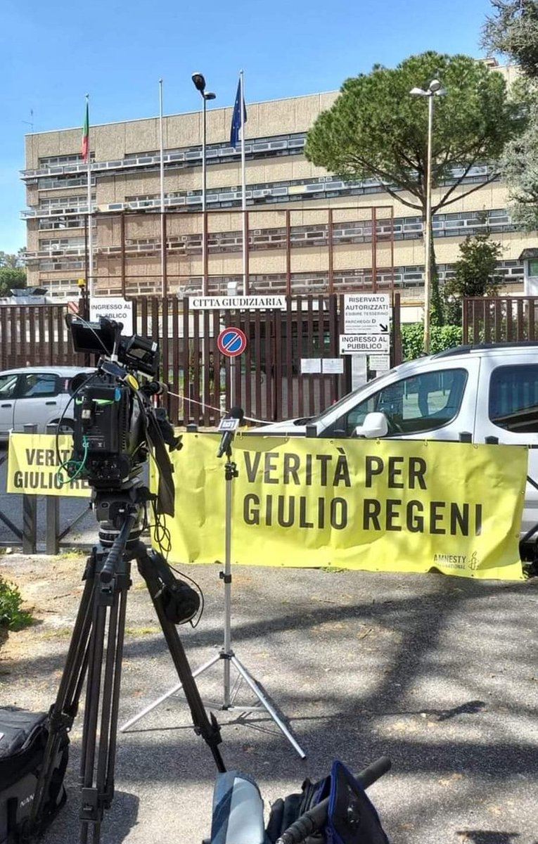 Gabriellagiallo's tweet photo. Oggi, nuova udienza #processoRegeni
La #tortura è un crimine indicibile e dei più vigliacchi e malvagi.
Non dimentichiamo, Giulio 💛
Riflettori fuori e dentro il #tribunale #piazzaleClodio #veritàegiustizisperGiulio
#popologiallo #Egypt #TruthforGiulio
#HumanRightsViolations https://t.co/DNip9IDmI5